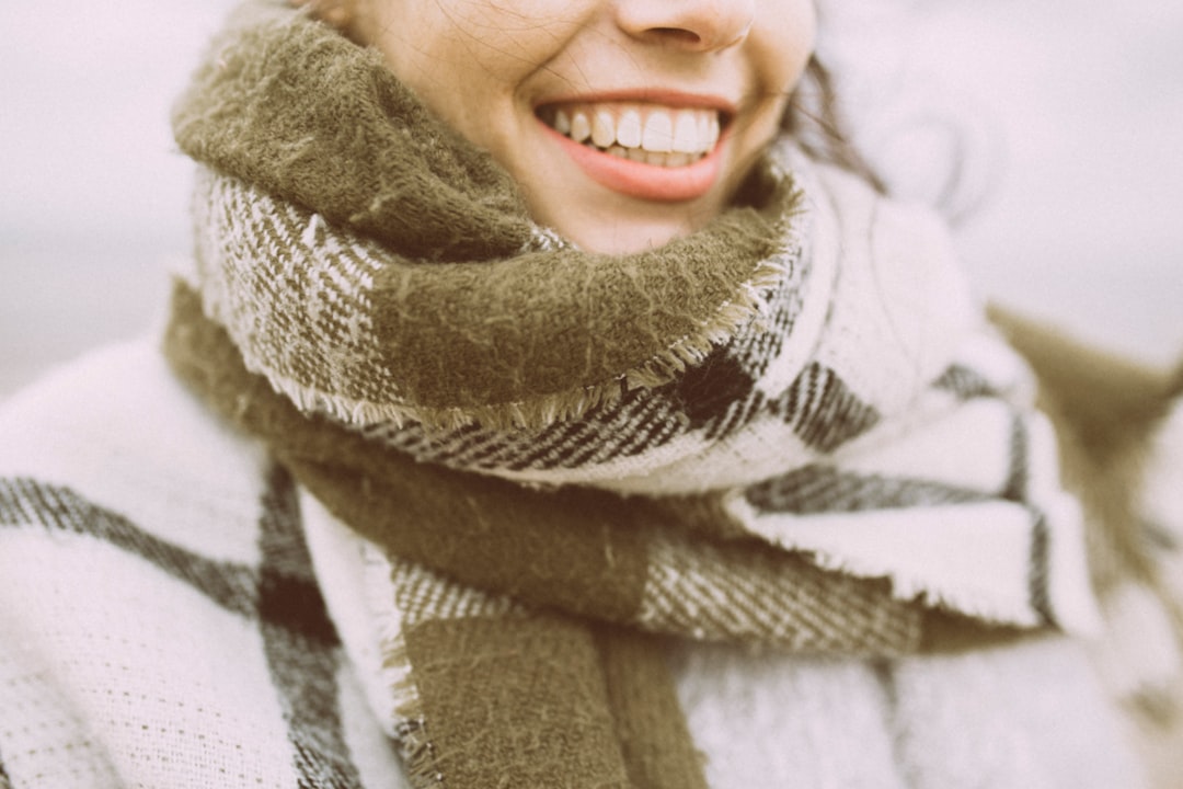 Photo tying scarves